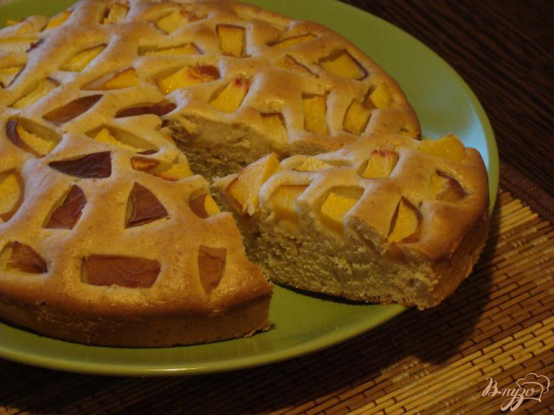 Фото приготовление рецепта: Сметанный пирог с персиками шаг №6