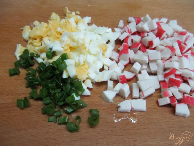 Фото приготовление рецепта: Крабовый салат в водорослях нори шаг №1