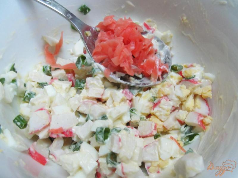 Фото приготовление рецепта: Крабовый салат в водорослях нори шаг №3