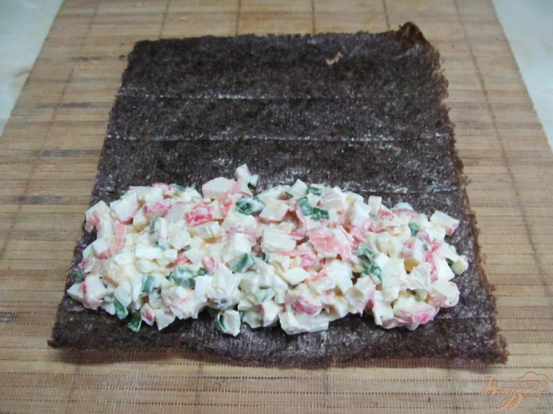 Фото приготовление рецепта: Крабовый салат в водорослях нори шаг №4