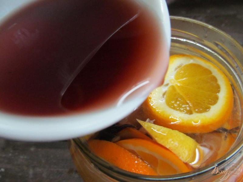 Фото приготовление рецепта: Напиток из апельсина с лимоном и базиликом шаг №4