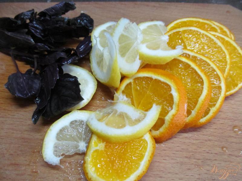 Фото приготовление рецепта: Напиток из апельсина с лимоном и базиликом шаг №2