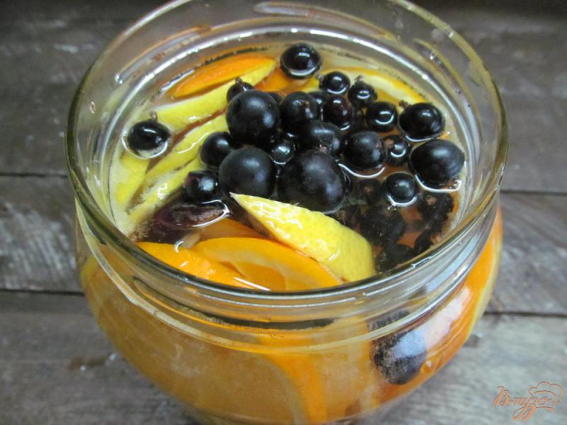 Фото приготовление рецепта: Напиток из апельсина с лимоном и базиликом шаг №5