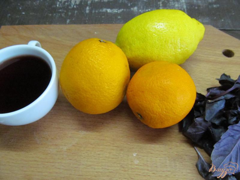 Фото приготовление рецепта: Напиток из апельсина с лимоном и базиликом шаг №1