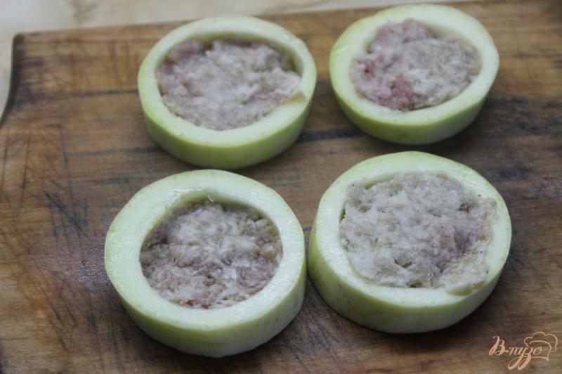 Фото приготовление рецепта: Фаршированные кабачки свиным фаршем из помидорами и сыром шаг №3