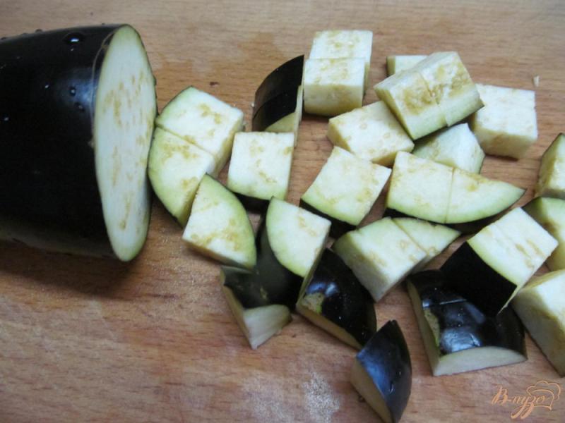 Фото приготовление рецепта: Теплый салат из баклажана с шампиньоном шаг №4
