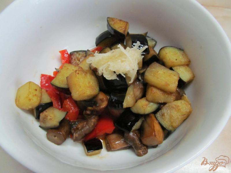 Фото приготовление рецепта: Теплый салат из баклажана с шампиньоном шаг №6