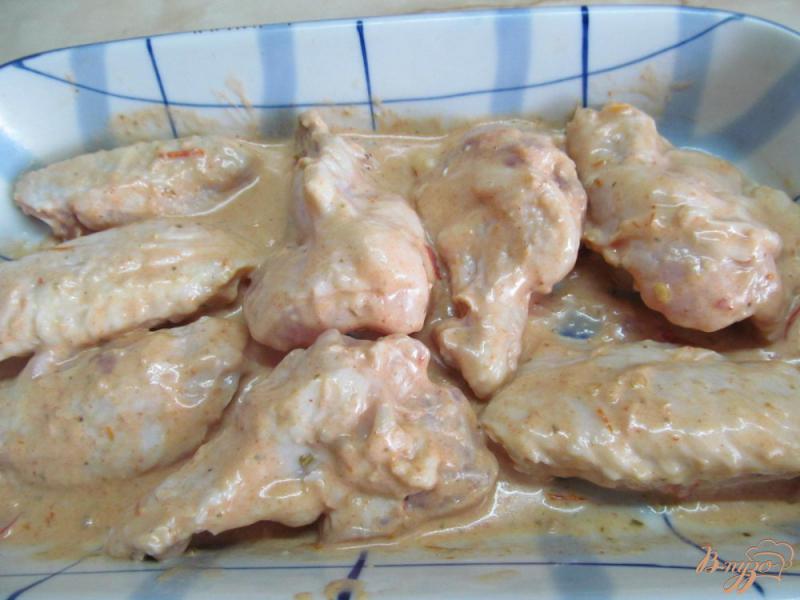 Фото приготовление рецепта: Запеченные куриные крылья в остро - сметанном соусе шаг №4