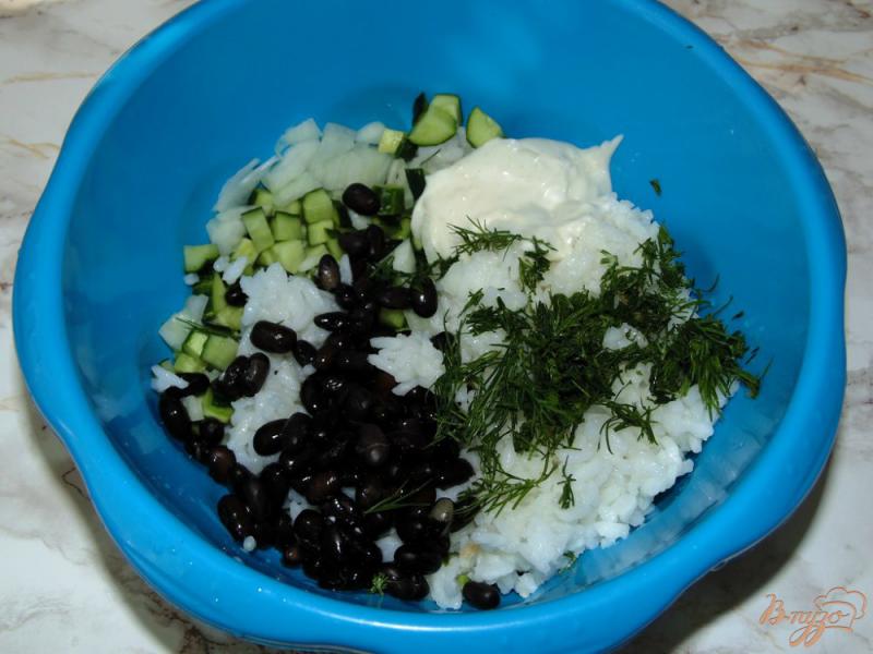 Фото приготовление рецепта: Салат из риса с черной фасолью шаг №4