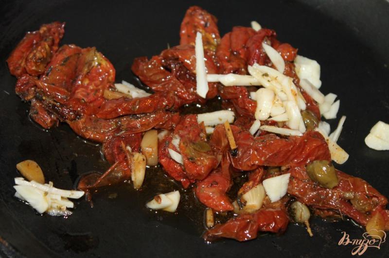 Фото приготовление рецепта: Свиной стейк с вялеными томатами и чесноком шаг №8