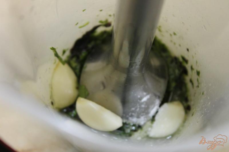 Фото приготовление рецепта: Соус из кинзы и свежего базилика шаг №4