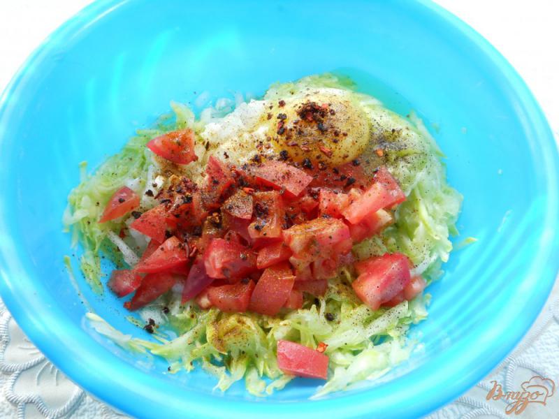 Фото приготовление рецепта: Кабачковые оладьи с горошком и помидорами шаг №3
