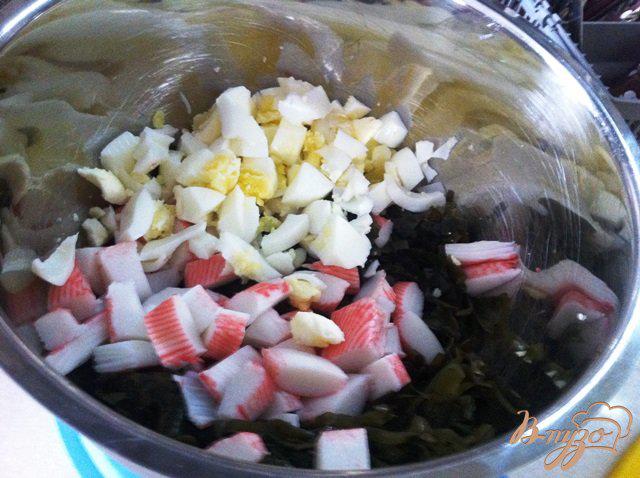 Фото приготовление рецепта: Салат из морской капусты и сельди шаг №4