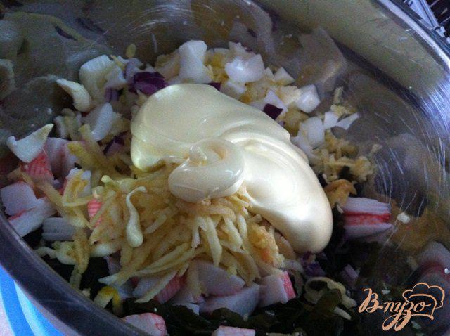 Фото приготовление рецепта: Салат из морской капусты и сельди шаг №6
