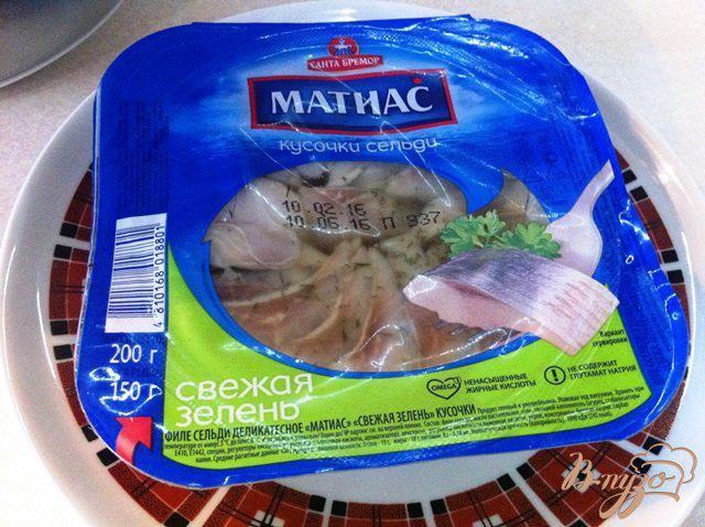 Фото приготовление рецепта: Салат из морской капусты и сельди шаг №7