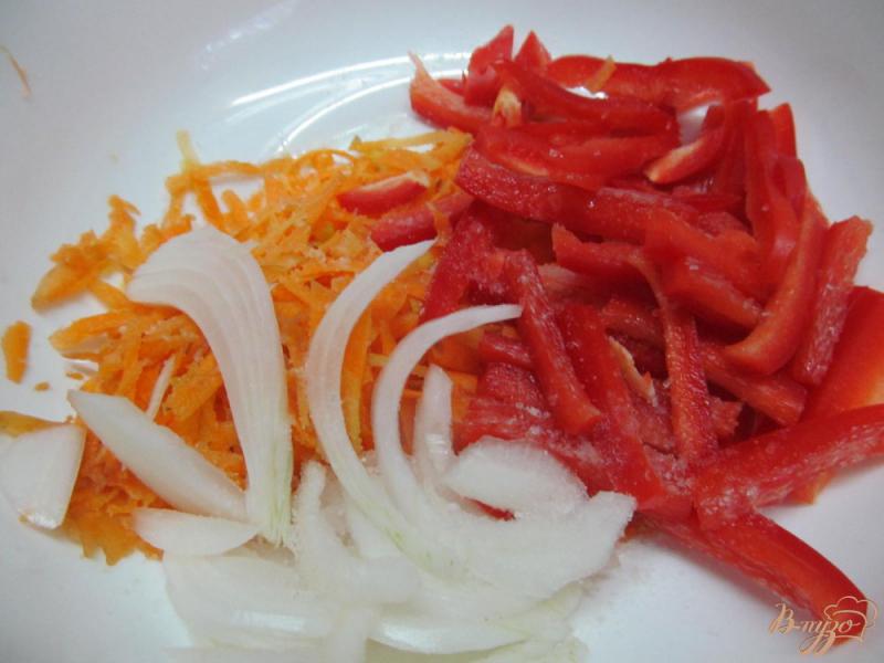 Фото приготовление рецепта: Пикантный салат из баклажана с морковью и перцем шаг №1