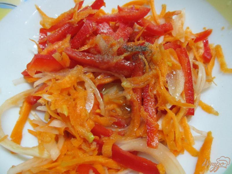 Фото приготовление рецепта: Пикантный салат из баклажана с морковью и перцем шаг №2