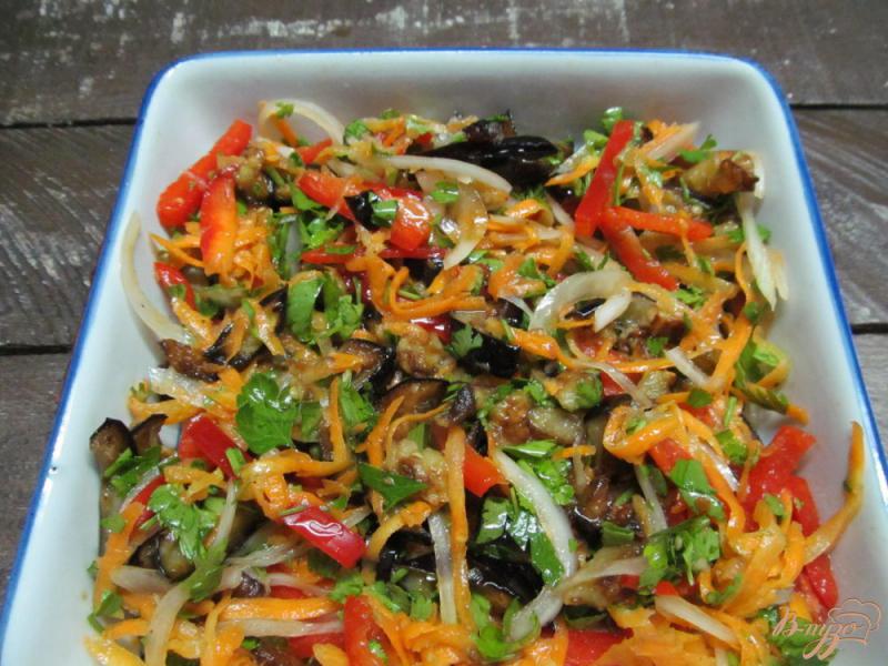 Фото приготовление рецепта: Пикантный салат из баклажана с морковью и перцем шаг №5
