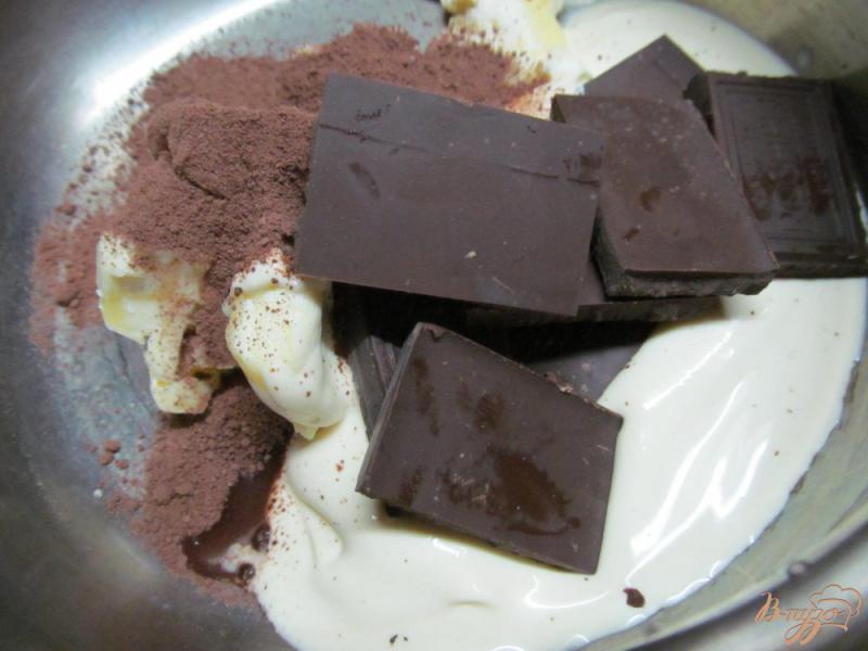 Фото приготовление рецепта: Творожный пирог с малиной и шоколадом шаг №7