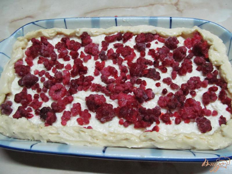 Фото приготовление рецепта: Творожный пирог с малиной и шоколадом шаг №6