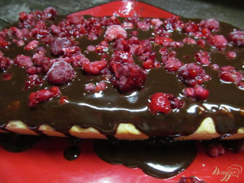 Фото приготовление рецепта: Творожный пирог с малиной и шоколадом шаг №10