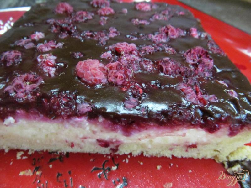 Фото приготовление рецепта: Творожный пирог с малиной и шоколадом шаг №11