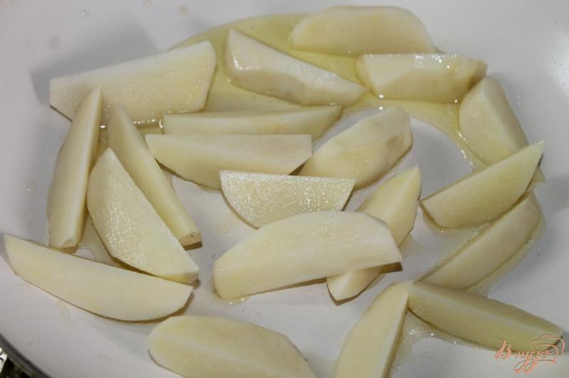 Фото приготовление рецепта: Жаренный картофель с шампиньонами и бужениной шаг №3
