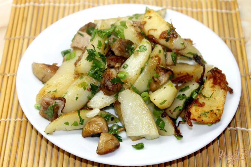Фото приготовление рецепта: Жаренный картофель с шампиньонами и бужениной шаг №8