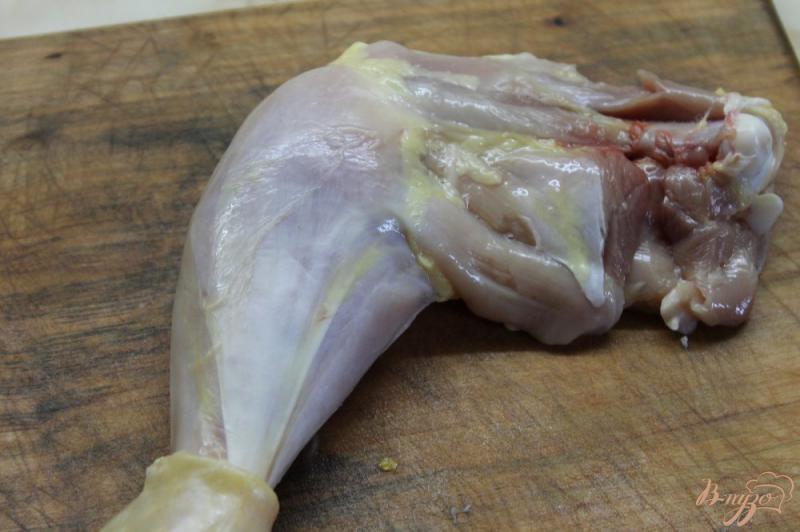 Фото приготовление рецепта: Жареный куриный окорок с зеленым соусом шаг №2