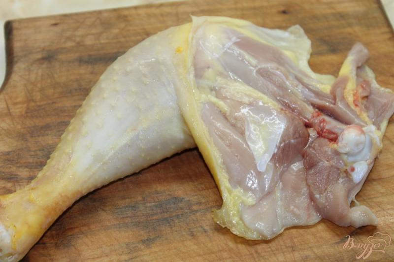 Фото приготовление рецепта: Жареный куриный окорок с зеленым соусом шаг №1