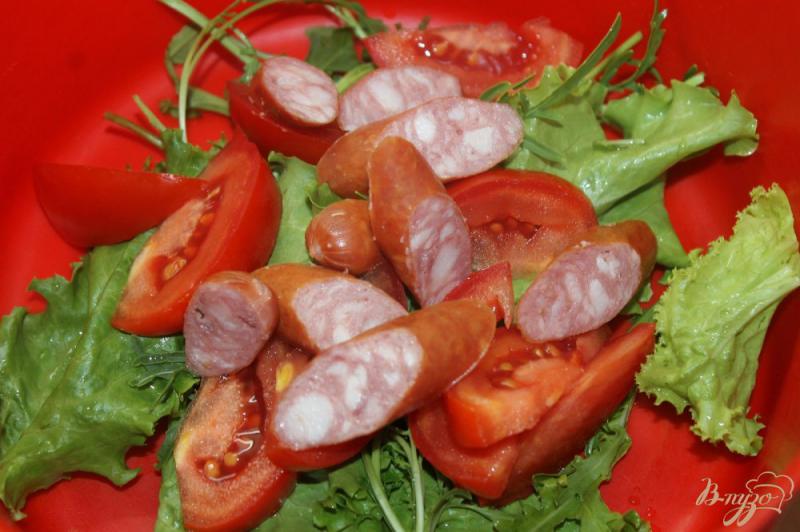 Фото приготовление рецепта: Салат из охотничьих колбасок с овощами и рукколой шаг №3