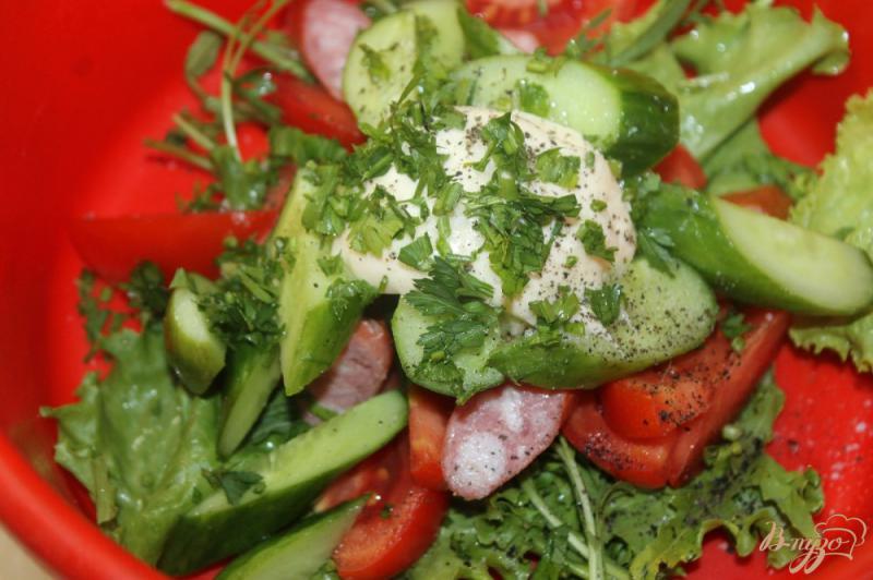 Фото приготовление рецепта: Салат из охотничьих колбасок с овощами и рукколой шаг №5