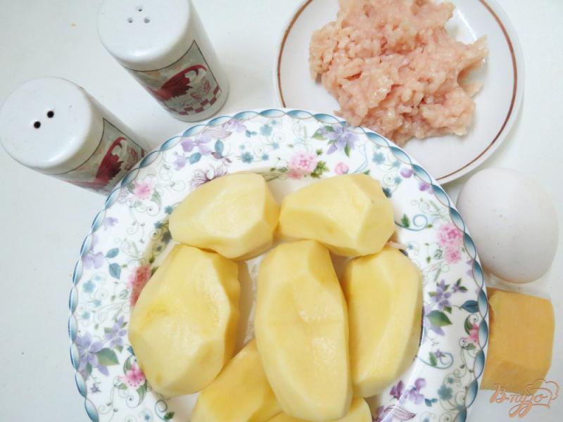 Фото приготовление рецепта: Драники картофельные с фаршем, сыром, луком шаг №1