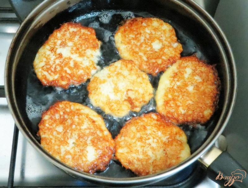 Фото приготовление рецепта: Драники картофельные с фаршем, сыром, луком шаг №4
