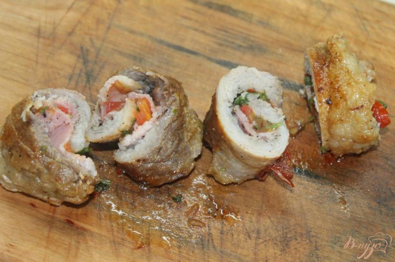 Фото приготовление рецепта: Свиной рулет с беконом и помидорами шаг №10