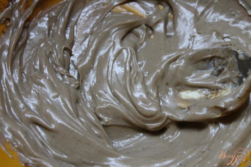 Фото приготовление рецепта: Тортик с шоколадно - масляным кремом и персиками шаг №10