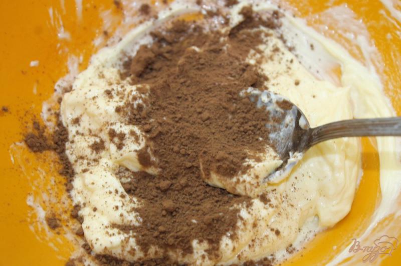 Фото приготовление рецепта: Тортик с шоколадно - масляным кремом и персиками шаг №9