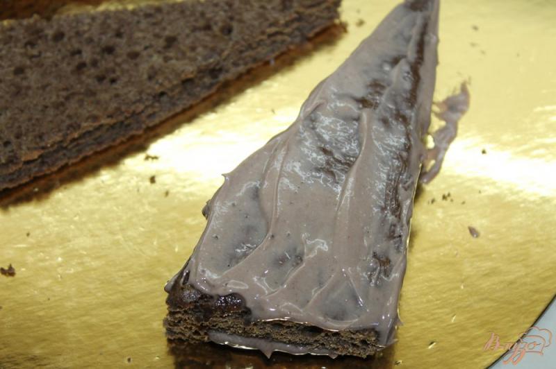 Фото приготовление рецепта: Тортик с шоколадно - масляным кремом и персиками шаг №11