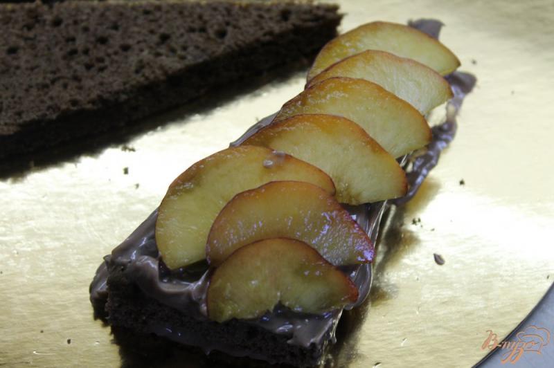 Фото приготовление рецепта: Тортик с шоколадно - масляным кремом и персиками шаг №12