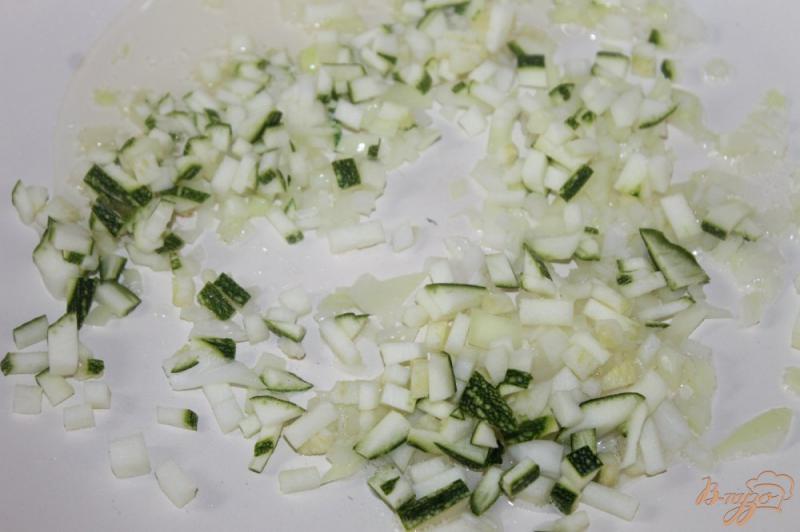 Фото приготовление рецепта: Рис в соевом соусе с курицей и кабачками шаг №2