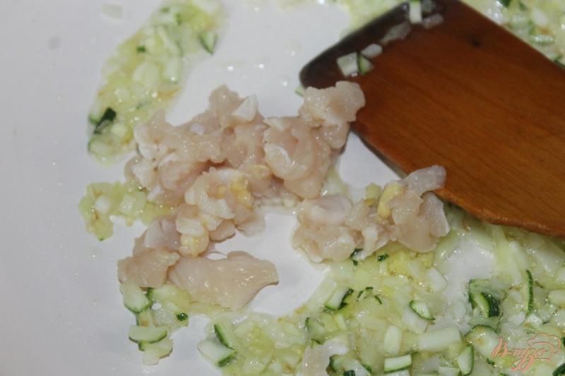 Фото приготовление рецепта: Рис в соевом соусе с курицей и кабачками шаг №3