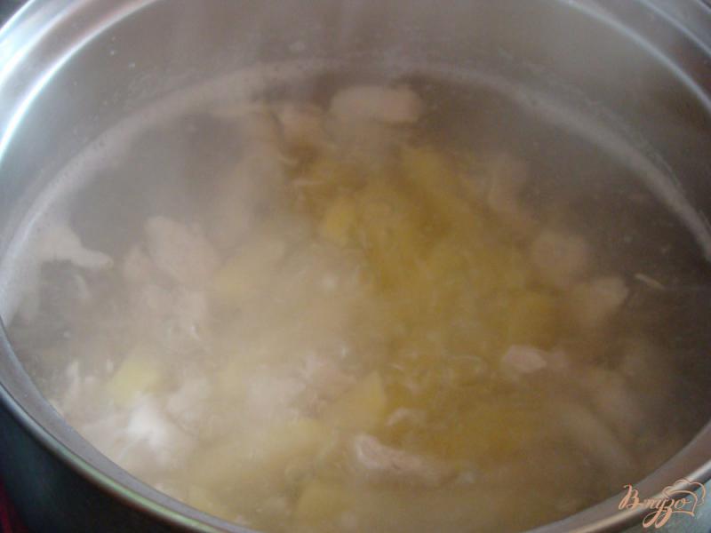 Фото приготовление рецепта: Куриный суп с яичным блином шаг №5
