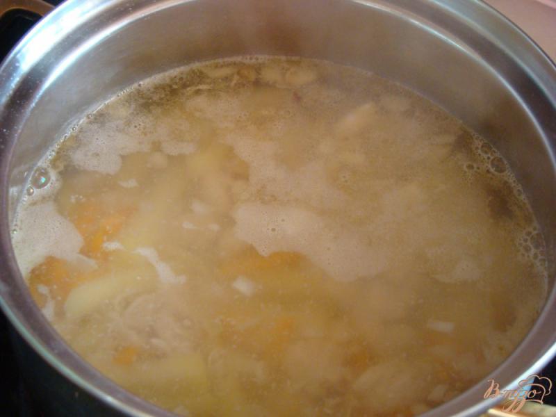 Фото приготовление рецепта: Куриный суп с яичным блином шаг №7