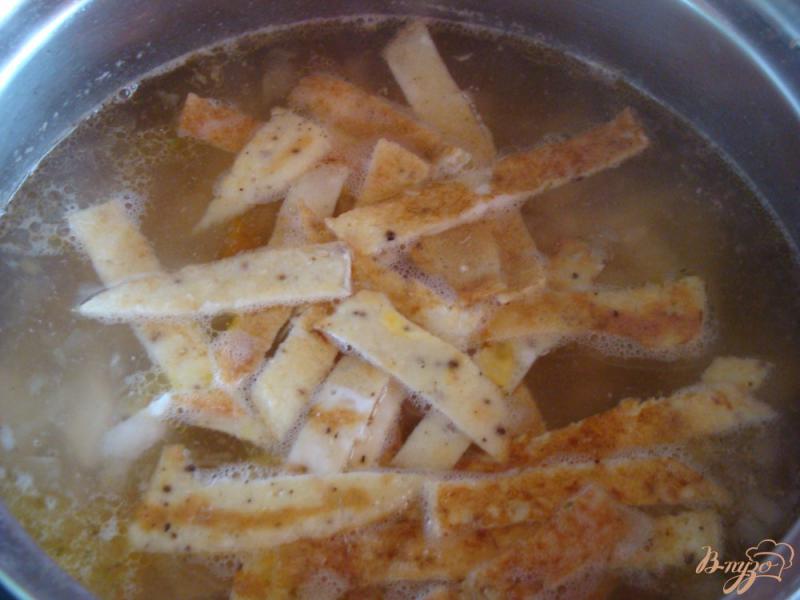 Фото приготовление рецепта: Куриный суп с яичным блином шаг №10