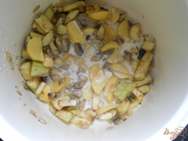 Фото приготовление рецепта: Грибное рагу в сметанном соусе шаг №6