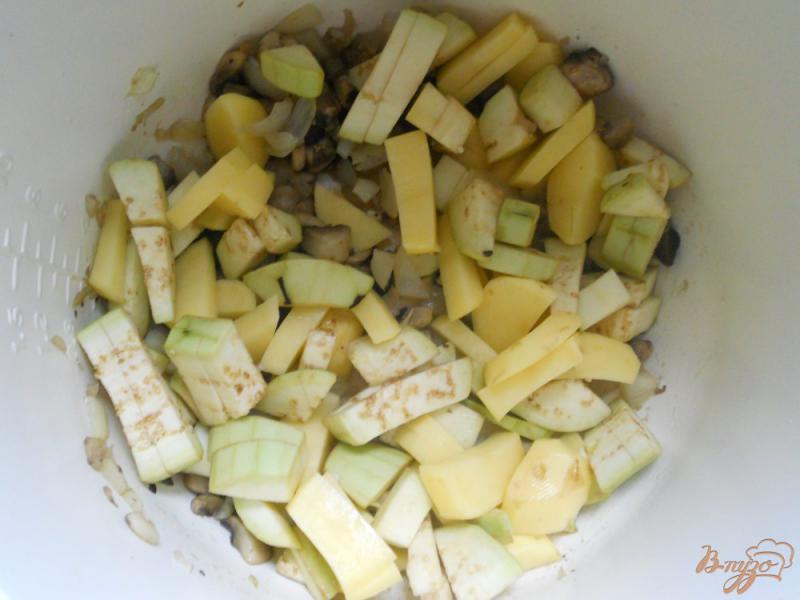 Фото приготовление рецепта: Грибное рагу в сметанном соусе шаг №5