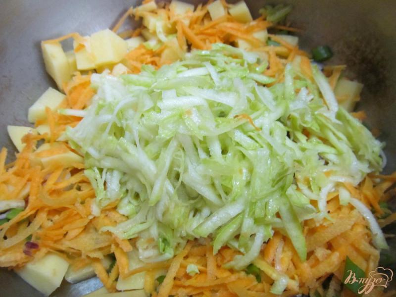 Фото приготовление рецепта: Суп с кабачком и сырными клецками шаг №2