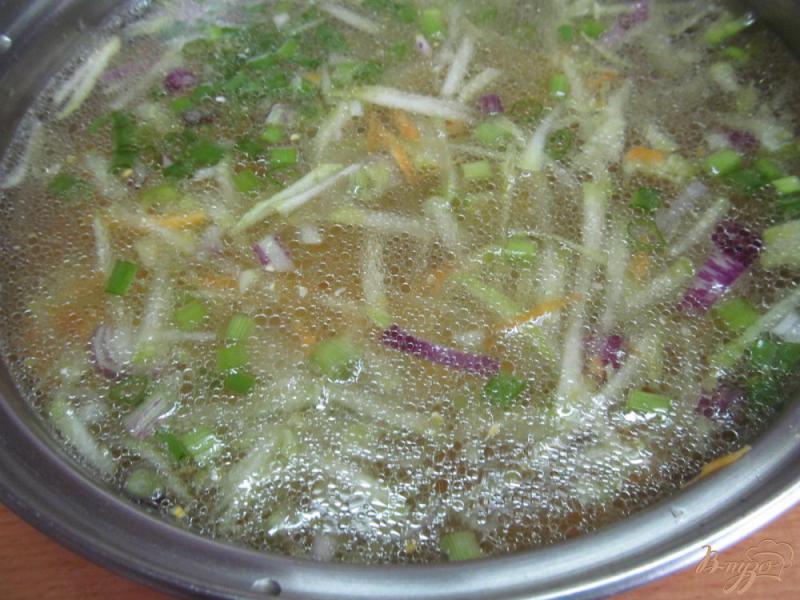 Фото приготовление рецепта: Суп с кабачком и сырными клецками шаг №4