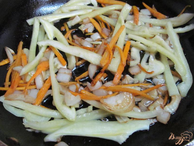 Фото приготовление рецепта: Теплый салат из баклажана с куриным филе шаг №3