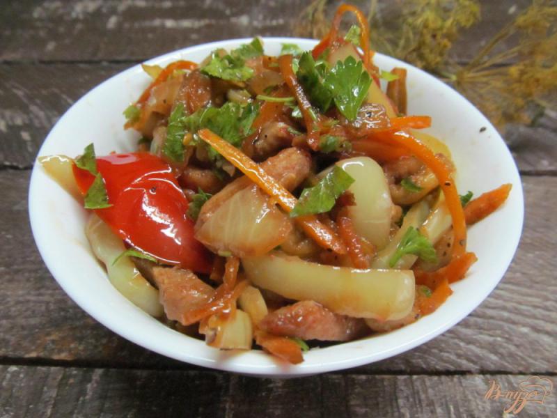 Фото приготовление рецепта: Теплый салат из баклажана с куриным филе шаг №8